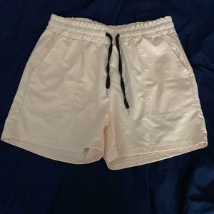 Men’s peach colored shorts above knee shorts size medium